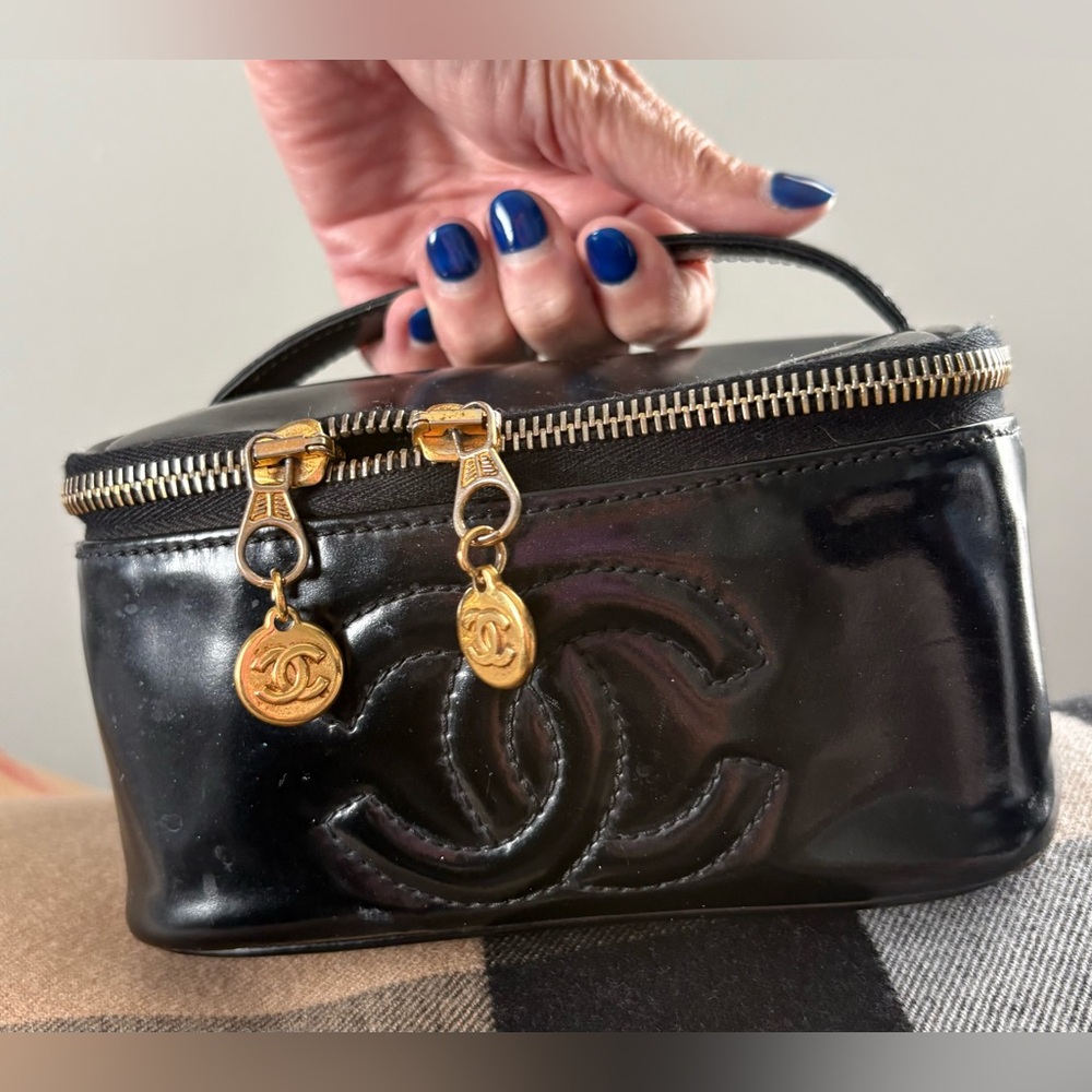 CHANEL - Black Gold Patent Leather top handle Vanity Case - 100% Authentic